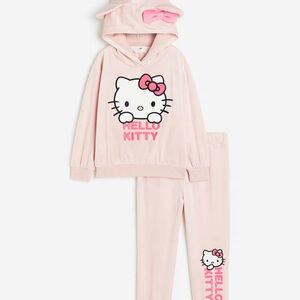 Hello Kitty outfit 
Size 6 
So cute 
Worn once